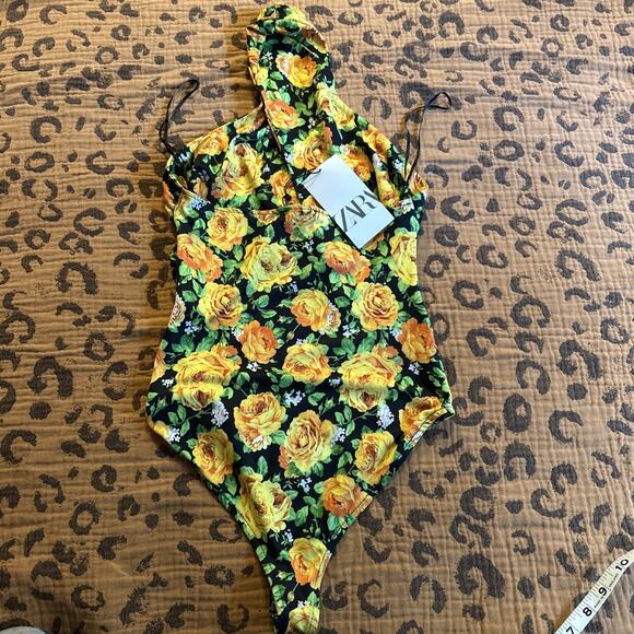 Zara Twist Neck Cut Out Bodysuit Yellow Roses Halter Top Small Black Festival - Picture 5 of 7